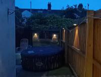Serene Retreat with Hot Tub and Garden - Chambres d'hôtes Cardiff