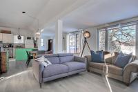 Lakefront Chalet Hot Tub & Fire Pit Sleeps 6 - Chambres d'hôtes Saint-Raymond