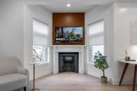 Designer 2BR Apt Fireplace & Movie Nights - B&B Toronto