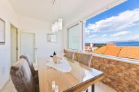 APARTMENT MARCELA SUTIVAN - large two-bedroom apartment with two bathrooms - excellent location right by the town center and the beach - parking space provided - panoramic view of the sea and the town - Chambres d'hôtes Sutivan