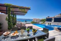 LUXURY VILLA PARADISE 120m from sandy beach, heated pool, billiard, max 12 pax - B&B Duće