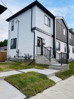 Brand New BUDGET Living Downtown 5 Mins Sleep 6 - Chambres d'hôtes Edmonton