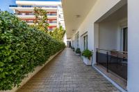 Waterfront Cozy Apartment Steps from the Beach by PikHost - B&B Shëngjin