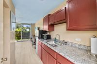 Walk to Beach • Balcony + Garden Views / Sleeps 2 - B&B Hilo