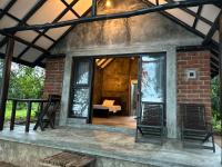 Aji fruit farm cottage peaceful lakeside farm stay with sunrise views 04 - B&B Embilipitiya