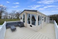 Lovely 8 Berth Caravan With Large Decking At Withernsea Sands Ref 79005Kg - B&B Out Newton