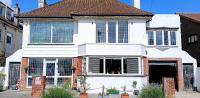Apartment set over 2 floors 50 metres from the beach front - Chambres d'hôtes Bognor Regis