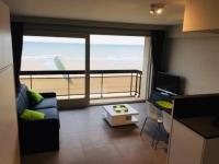 Volledig gerenoveerde studio voor 4 personen met frontaal zeezicht op de zeedijk van Westende - B&B Middelkerke