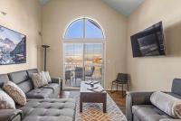 Ridgeview Retreat 2BR Den with Hot Tub Sleeps 7 - B&B Invermere