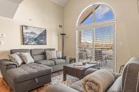 Ridgeview Retreat 2BR Den with Hot Tub Sleeps 7 - B&B Invermere