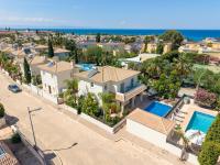 Luxury spacious holiday Villa with heated swimming pool - B&B Paralímni
