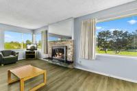 2-Bedroom Condo with King Bed and Fireplace - Pool Hot Tub and Game Room Access - B&B Ocean Shores