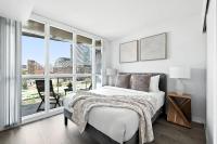Sunlit 2BR Condo by the Waterfront - Ferienwohnung Toronto