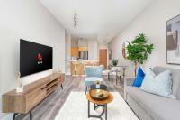 Chic 1BR Patio Suite Scenic CN Tower View - B&B Toronto