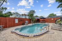 Fantastic Downtown Condo With Shared Pool! - B&B Savannah