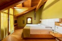 Habitación con cama extragrande y vistas a la montaña