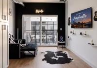Downtown Nashville Walk to Broadway Pool, Private Balcony, FREE parking! - Chambres d'hôtes Nashville