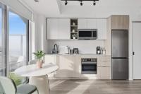 Modern Etobicoke Studio Sleek Queensway Retreat - B&B Toronto