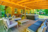Creekside Smokies Log Cabin w/ Hot Tub & Game Room - Bed and Breakfast Gatlinburg