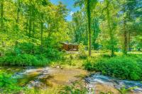 Creekside Smokies Log Cabin w/ Hot Tub & Game Room - Bed and Breakfast Gatlinburg