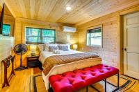 Creekside Smokies Log Cabin w/ Hot Tub & Game Room - Chambres d'hôtes Gatlinburg