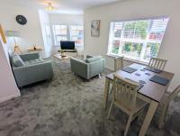2 Bedroom Modern Apartment With Private Parking - Ferienwohnung Nantwich