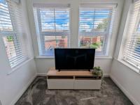 2 Bedroom Modern Apartment With Private Parking - Ferienwohnung Nantwich