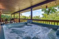 2 Mi to Ober Mtn: Hot Tub & Deck at Cozy Cabin! - Bed and Breakfast Gatlinburg