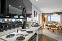 Ocean View Penthouse Suite - Pet-Friendly - Pool and Hot Tub - B&B Ocean Shores
