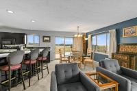 Ocean View Penthouse Suite - Pet-Friendly - Pool and Hot Tub - B&B Ocean Shores