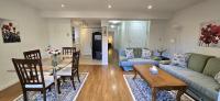 Bright 2 BR, Great Location - B&B West Vancouver