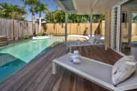 Wurtulla Beachside Family Haven, Steps to the Sea & Pool - Chambres d'hôtes Kawana Waters