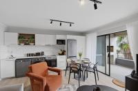 Stylish Knysna Apartment with Rooftop Pool & Braai - B&B Knysna