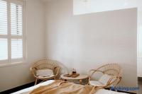 Habitación con cama grande y vistas al mar