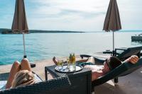 Apartments by the Beach with Pool and Lounge Beds - Miral Apartments - Chambres d'hôtes Supetarska Draga