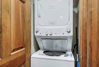 Sleeps 8 Near Dollywood - Hot Tub, Arcade & Community Pool - Chambres d'hôtes Pigeon Forge