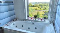 The Elysian at Nicopolis 3BR Suite with Indoor Whirlpool Tub - B&B Nikópoli