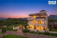 StayVista at House of Dawn with Pool, Lawn - Chambres d'hôtes Karjat