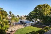 Spacious house with Pool, River views, BBQ, Pontoon, Wifi - Mojo Stays - B&B Gold Coast