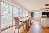 Oakwood Bungalow Christchurch Sleeps 8 - B&B Yafford