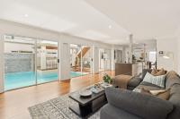The Rise - Pool & Sauna Home near Hillarys Harbour - Bed and Breakfast Perth