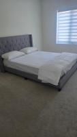 Modern & spacious 4-bedroom home with free parking - Chambres d'hôtes Brampton