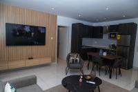 Loxwood Family 2BR Airport City Balcony Pool - B&B Accra