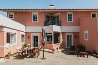 Sunny Villa Minutes from the Beach - Chambres d'hôtes Lourinha