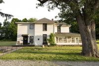 Peaceful 4 Bed Historic Farmhouse in Lancaster Min to Hocking hills! Sleeps 10 - Chambres d'hôtes Lancaster