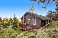 Pet Friendly! Historic cabin with an amazing mountain view, gas fireplace, two decks, & WiFi - Chambres d'hôtes Estes Park