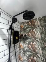 Stylish 1-Bed Apartment in Chester with Parking & Full Kitchen - B&B Chester