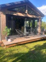 Stuga med spabad närhet till sjön Örlen - B&B Tibro
