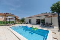 Villa Moni, family house near Labin with pool, sauna and jacuzzi - B&B Nedeščina