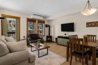 Pines & Peaks - 2 Bedroom Condo with Mountain Views - Pool & Hot Tubs - Ferienwohnung Canmore